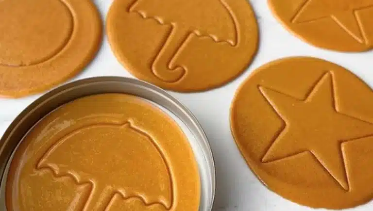 ⏱️ Tiempo de preparación: 10 minutos 🔥 Tiempo de cocción: 8 minutos ⌛ Tiempo total: 18 minutos 🍴 Número de raciones: 8 galletas grandes 💪 Nivel de dificultad: Fácil Introducción Las galletas del Juego del Calamar, también conocidas como Dalgona Candy, se han vuelto muy populares gracias a la famosa serie de Netflix. En esta receta adaptada, te enseñaremos a preparar estas galletas sin gluten, usando harina de arroz para mantener su forma y darle un toque ligeramente crujiente. Perfectas para compartir o para recrear los desafíos de la serie, estas galletas no solo son deliciosas, sino también muy divertidas de hacer. Con tan solo 4 ingredientes básicos, podrás lograr ese caramelo perfecto y sorprender a todos. ✨ Ingredientes: 100 g de harina de arroz sin gluten ver harina de arroz aquí 200 g de azúcar blanca 1 cucharadita de bicarbonato de sodio Aceite para engrasar moldes y utensilios 🥣 Instrucciones Paso a Paso: 👩🍳 Paso 1: Prepara el caramelo Coloca el azúcar en una sartén antiadherente a fuego medio-bajo. Remueve constantemente con una cuchara de madera hasta que se derrita completamente y obtengas un caramelo dorado. Retira del fuego y añade el bicarbonato, mezclando rápidamente para incorporar bien. 🌟 Paso 2: Da forma a las galletas Sobre una bandeja engrasada o forrada con papel de horno, vierte una cucharada grande del caramelo y extiéndelo con cuidado usando el reverso de una cuchara para formar un círculo. Antes de que se enfríe, presiona con un molde para galletas o un cortador para darle el diseño deseado (estrella, círculo, triángulo). 🔥 Paso 3: Deja enfriar y desmolda Espera unos minutos hasta que las galletas estén completamente frías y duras. Desmóldalas con cuidado para evitar que se rompan. 💡 Consejos para Galletas Perfectas: Controla la temperatura: Si el caramelo se quema, tendrá un sabor amargo. Mantén el fuego bajo y remueve constantemente. Usa moldes antiadherentes: Facilitará el proceso de desmoldado y evitará que las galletas se rompan. Actúa rápido: Una vez que agregues el bicarbonato, el caramelo endurece rápido, así que trabaja con rapidez para darle forma. 📝 Información Nutricional (por galleta, aproximado): Calorías: 120 kcal Carbohidratos: 29 g Grasas: 0.5 g Proteínas: 0.2 g Fibra: 0 g Conclusión Final sobre las Galletas del Juego del Calamar Sin Gluten 🍪 Recrear las galletas del Juego del Calamar en versión sin gluten es una forma divertida de disfrutar un clásico de la cultura pop sin preocuparte por el gluten. La harina de arroz es un ingrediente clave que les aporta una textura ligera, y con pocos ingredientes lograrás un resultado impresionante. Estas galletas no solo son ideales para desafíos, sino también para una tarde entretenida en familia o con amigos. ¡Prepáralas y sorprende a todos con esta receta única y deliciosa! ❓ Preguntas Frecuentes: 🤔 ¿Puedo usar otra harina sin gluten? Sí, puedes probar con harina de maíz o harina de avena sin gluten, aunque la textura podría variar ligeramente. 🍭 ¿Cómo evitar que el caramelo se endurezca demasiado rápido? Trabaja con el caramelo inmediatamente después de agregar el bicarbonato y ten todo listo para moldear. 🌟 ¿Qué formas puedo usar para las galletas? Cualquier cortador de galletas funcionará: estrellas, círculos, corazones, o incluso figuras más creativas. 🛒 ¿Dónde consigo harina de arroz sin gluten? Puedes encontrarla en tiendas especializadas o en línea aquí. 🔥 ¿Puedo hacer las galletas sin bicarbonato? El bicarbonato es esencial para que el caramelo sea más manejable y logre la textura correcta.