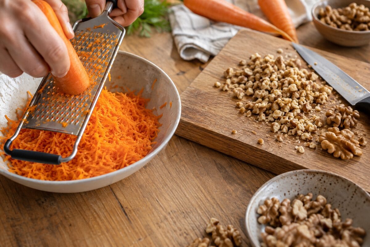Zanahoria rallada, nueces y harinas sin gluten preparadas para la receta