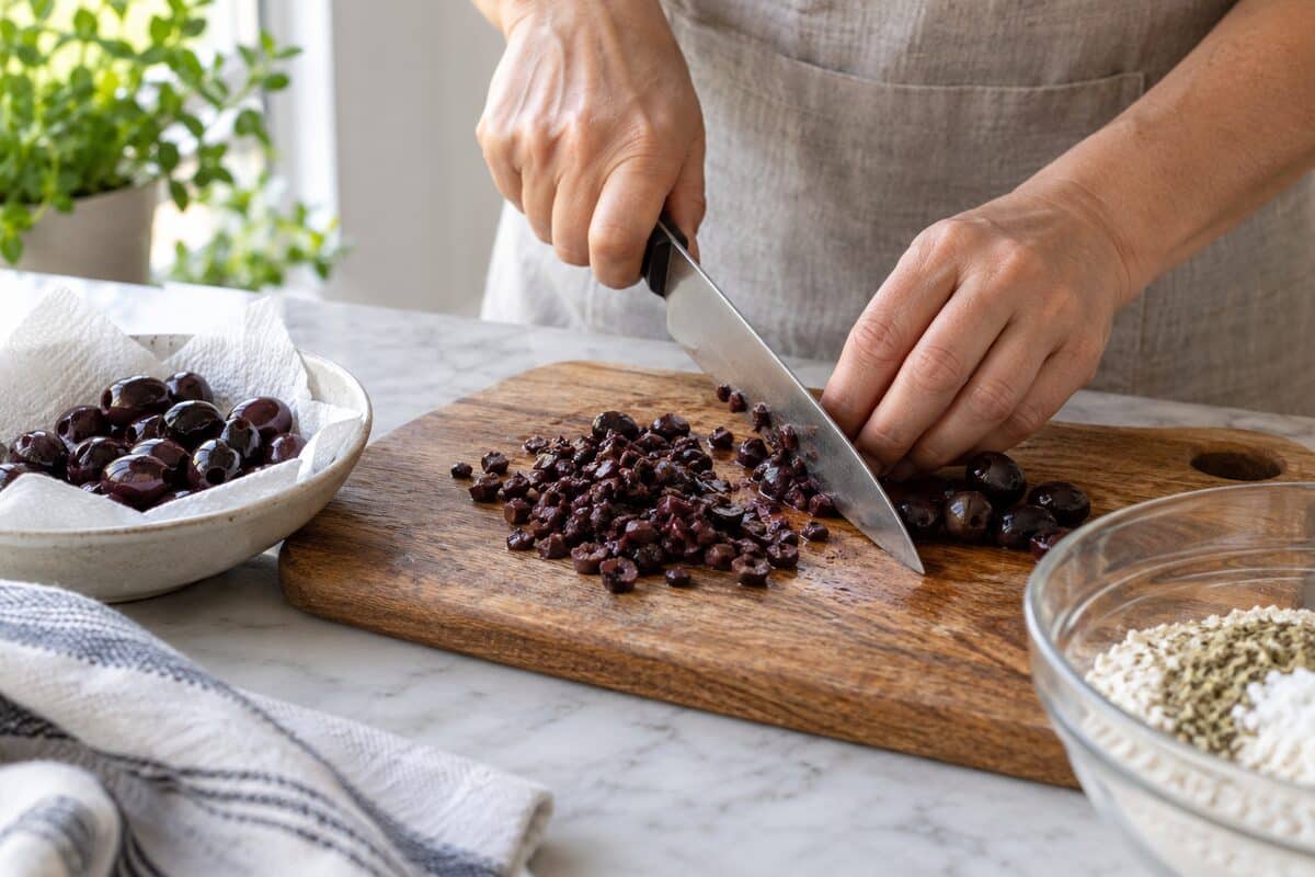 Crackers de aceitunas negras sin gluten, paso 1