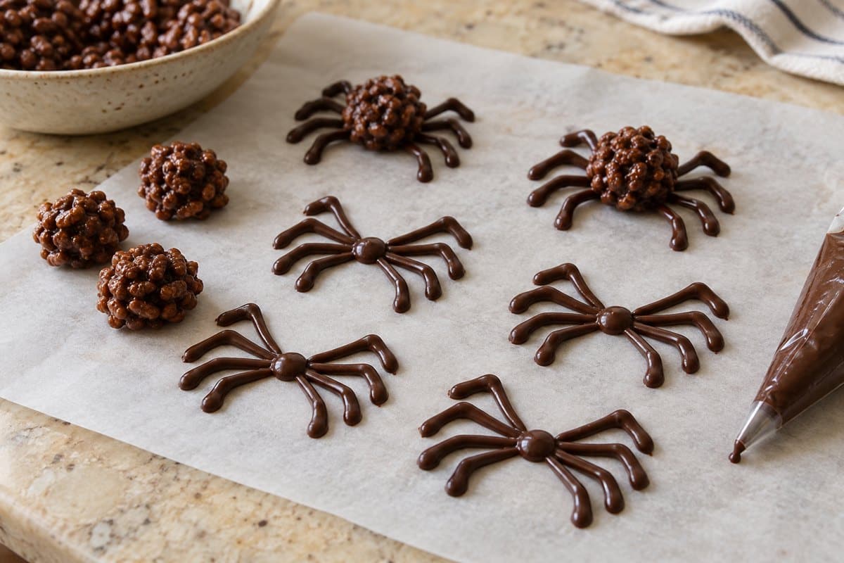 Patas cortas de chocolate dibujadas sobre papel antes de unir los cuerpos