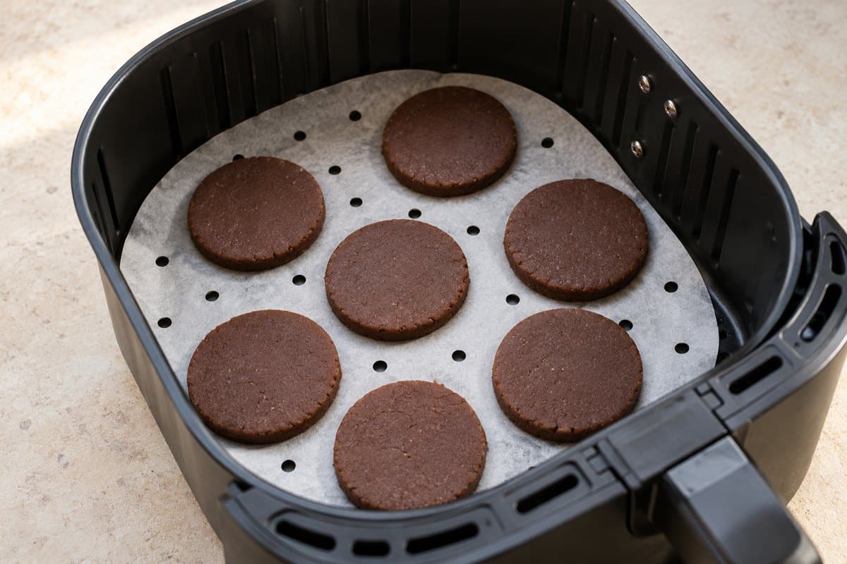 Discos de cacao separados en la cesta de la airfryer