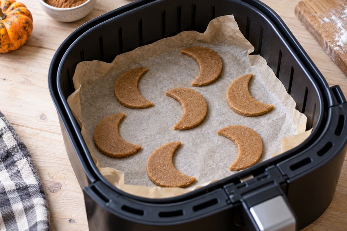 Lunas de masa de castaña colocadas en una cesta de airfryer