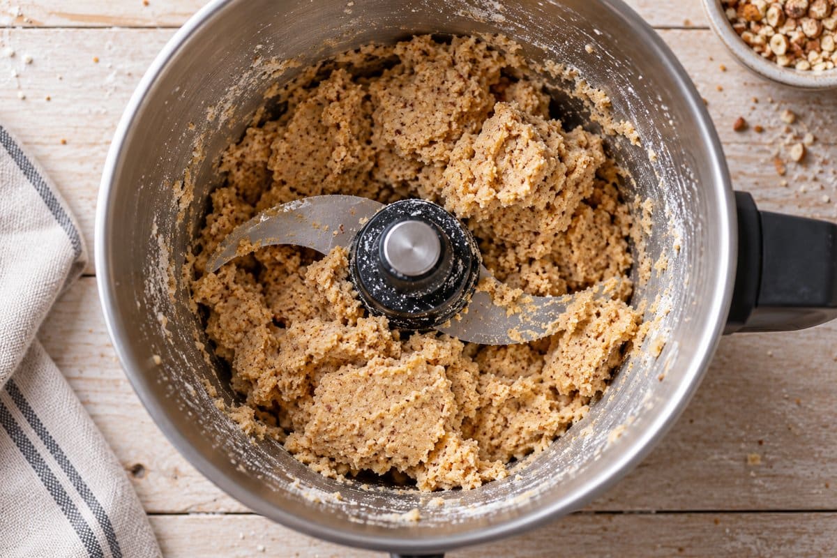 Masa de galletas integral mezclada en un robot de cocina