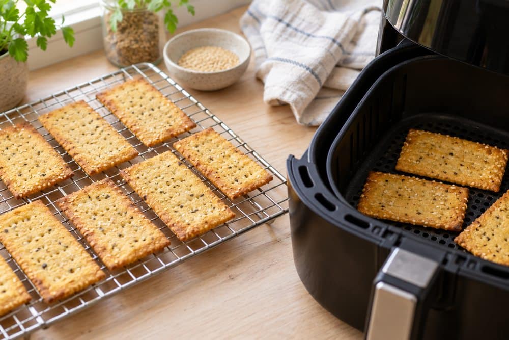 Crackers de maíz y semillas dorados enfriándose tras la airfryer